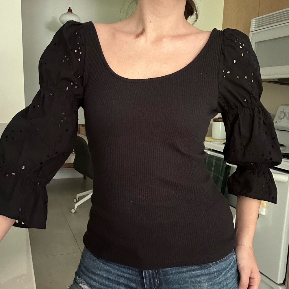 Black poofy sleeve top